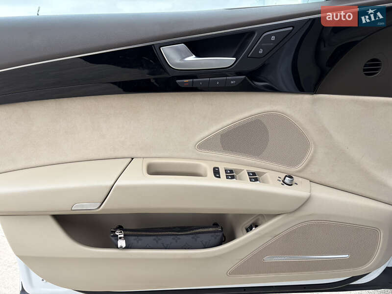Седан Audi A8 2015 в Мукачево