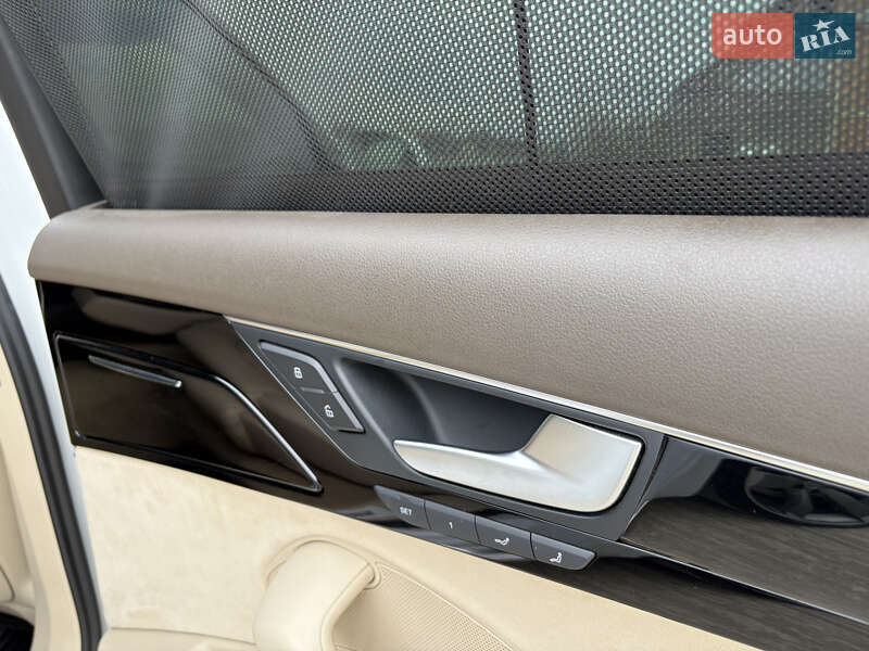 Седан Audi A8 2015 в Мукачево