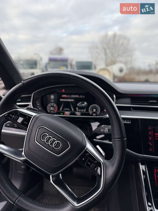 Седан Audi A8 2021 в Львові