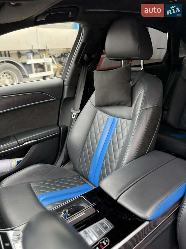 Седан Audi A8 2021 в Львові