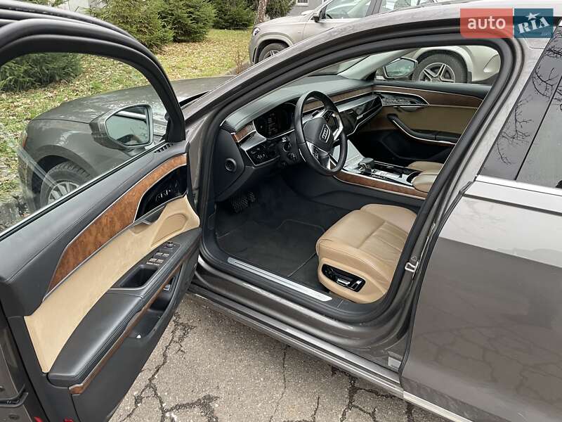 Седан Audi A8 2018 в Львові