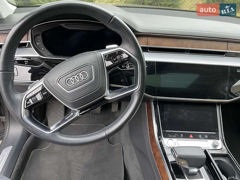 Седан Audi A8 2018 в Львові
