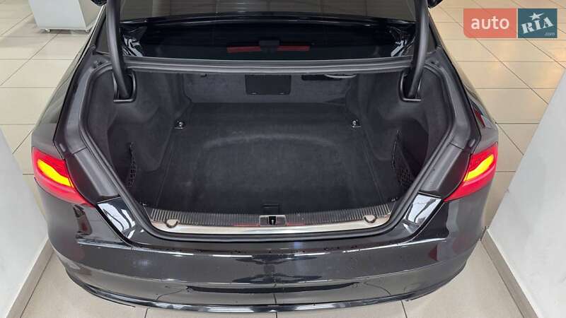 Седан Audi A8 2015 в Ужгороді