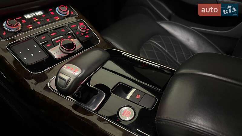 Седан Audi A8 2015 в Ужгороді