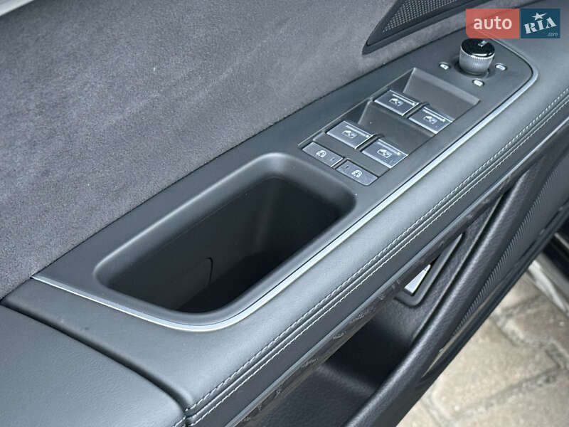 Седан Audi A8 2024 в Ровно
