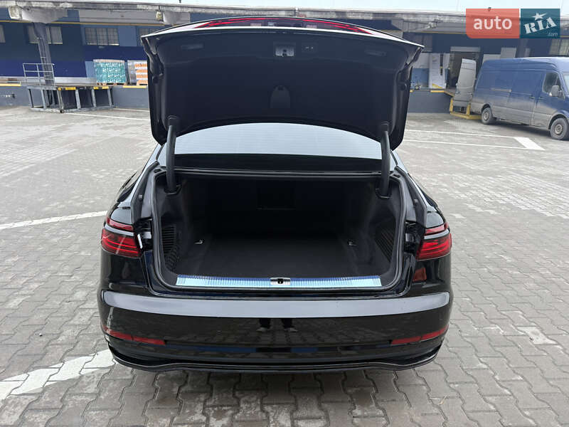Седан Audi A8 2024 в Ровно