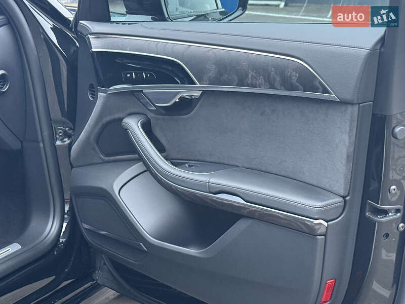 Седан Audi A8 2024 в Ровно