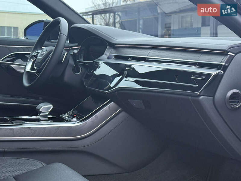 Седан Audi A8 2024 в Ровно