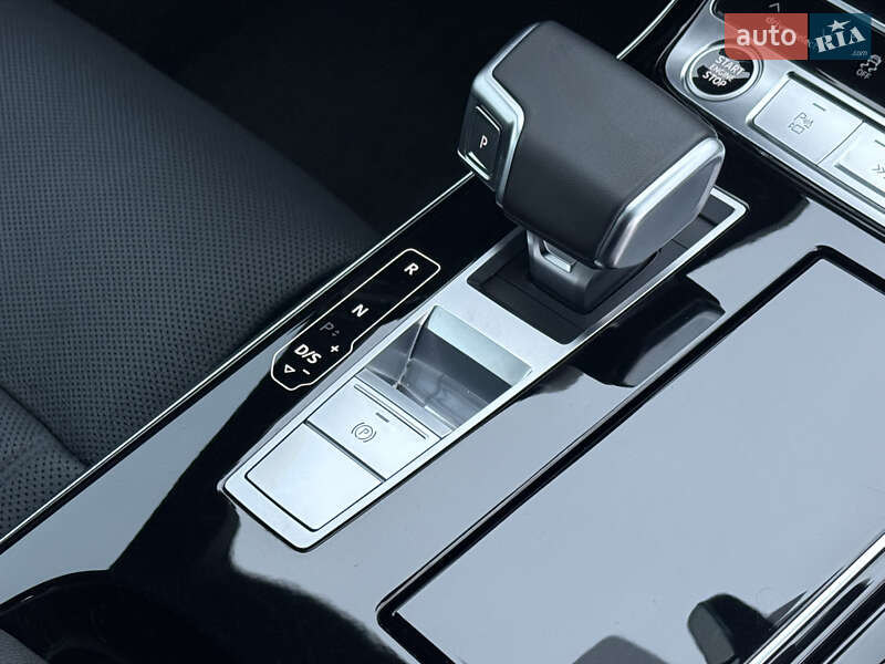 Седан Audi A8 2024 в Ровно