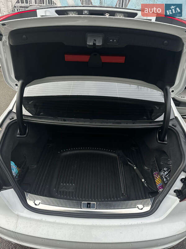 Седан Audi A8 2017 в Киеве