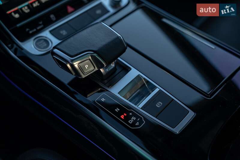 Седан Audi A8 2021 в Черновцах