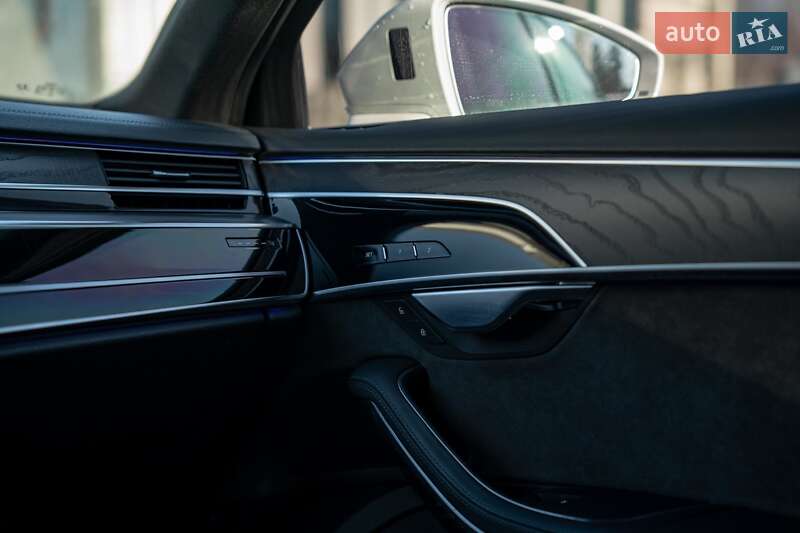 Седан Audi A8 2021 в Черновцах