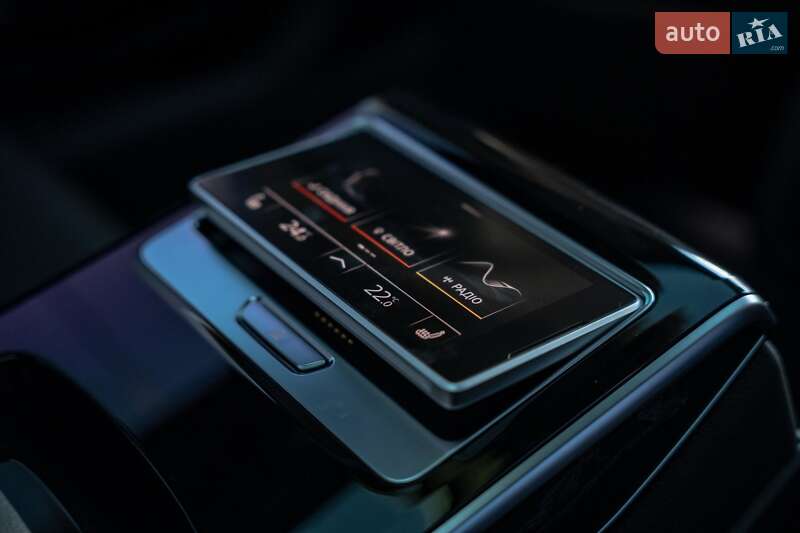 Седан Audi A8 2021 в Черновцах