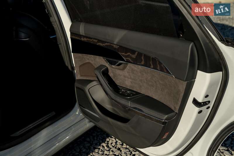Седан Audi A8 2021 в Черновцах