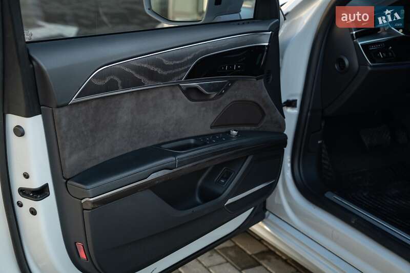 Седан Audi A8 2021 в Черновцах