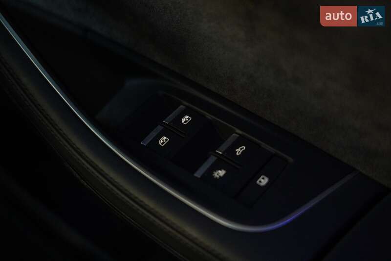 Седан Audi A8 2021 в Черновцах