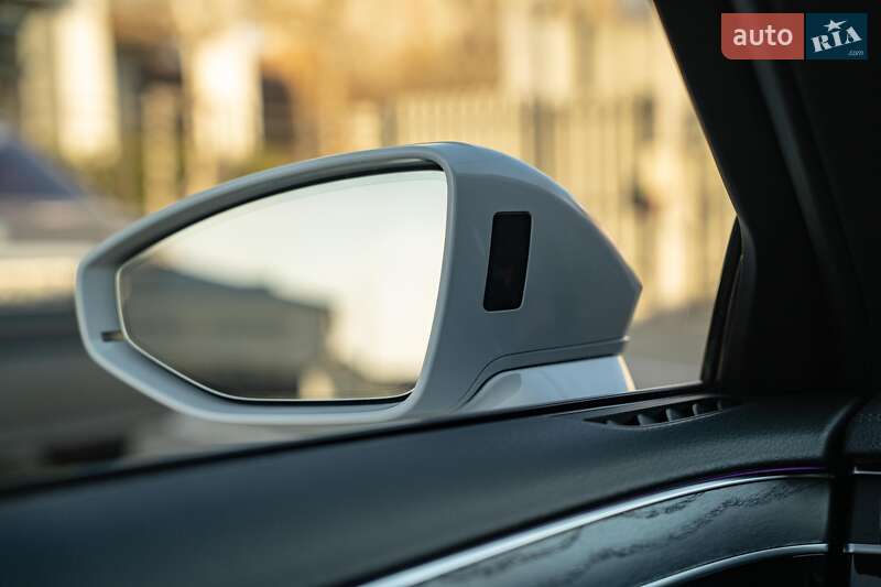 Седан Audi A8 2021 в Черновцах