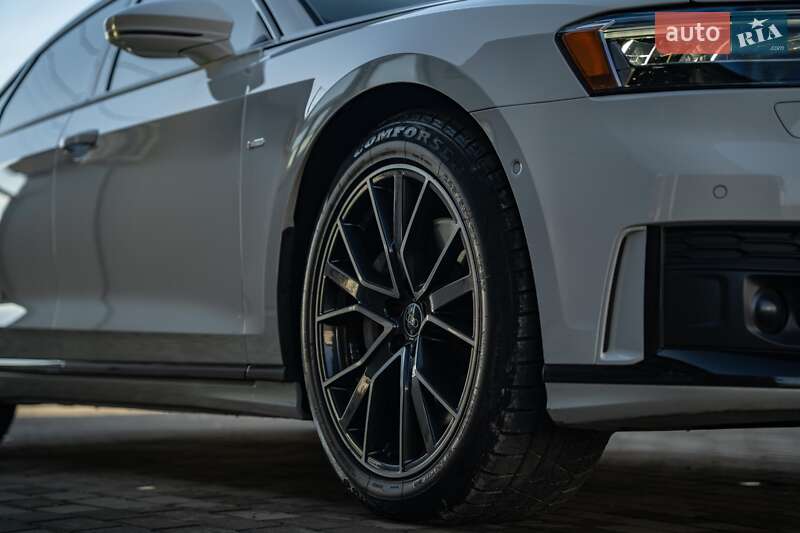 Седан Audi A8 2021 в Черновцах