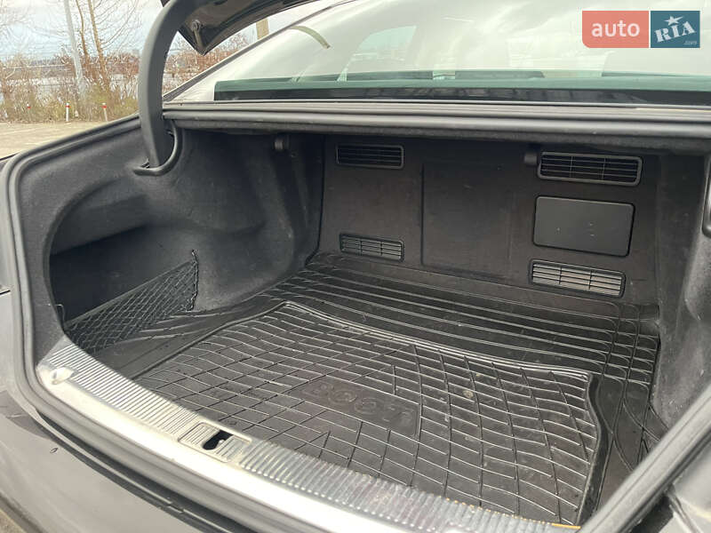 Седан Audi A8 2013 в Киеве