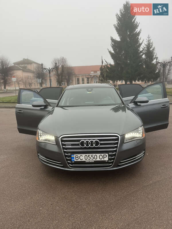 Седан Audi A8 2014 в Коростене