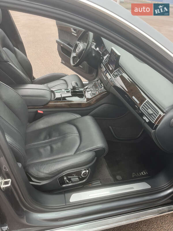 Седан Audi A8 2014 в Коростене