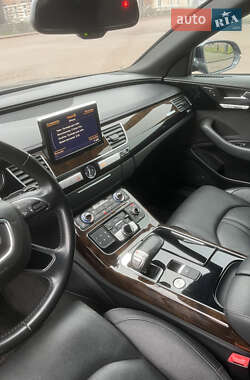 Седан Audi A8 2014 в Коростене
