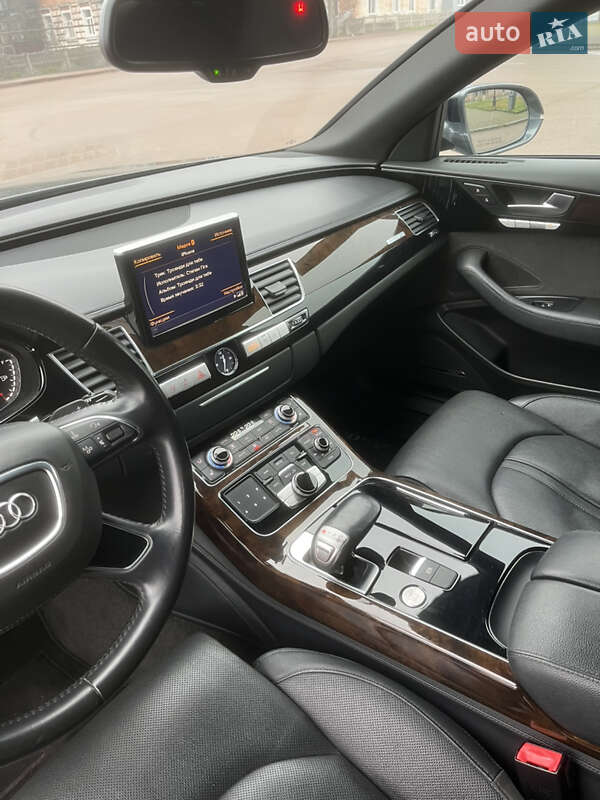 Седан Audi A8 2014 в Коростене
