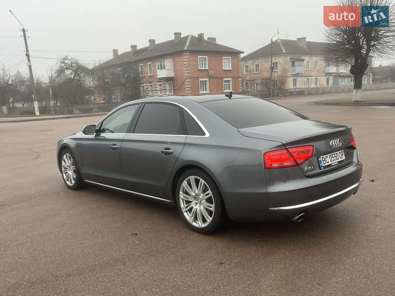 Седан Audi A8 2014 в Коростене