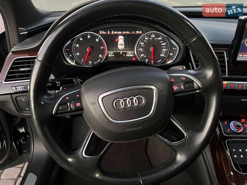 Седан Audi A8 2016 в Львові