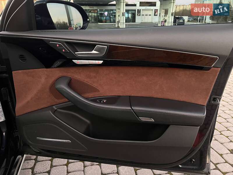 Седан Audi A8 2016 в Львові