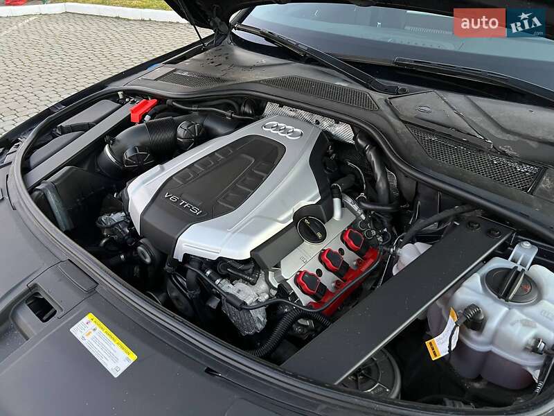 Седан Audi A8 2016 в Львові