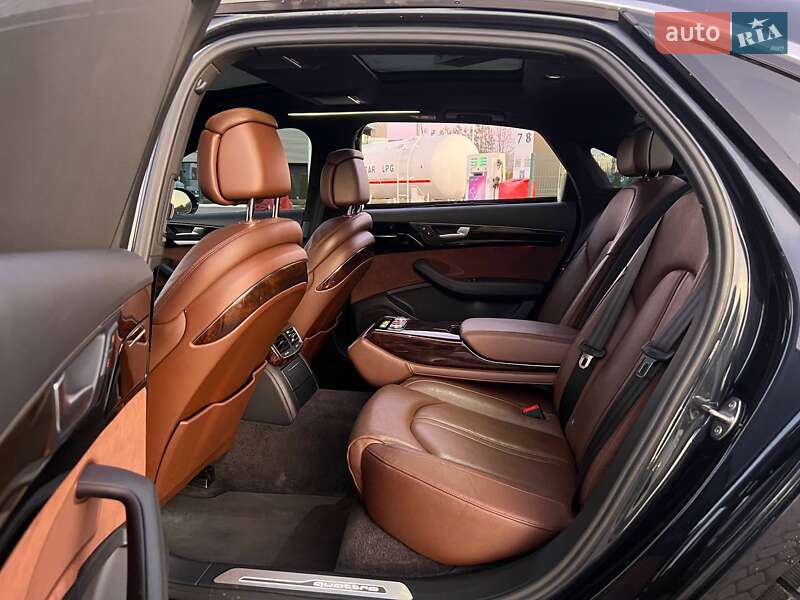 Седан Audi A8 2016 в Львові