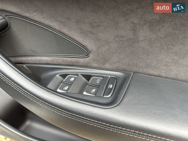Седан Audi A8 2012 в Черновцах