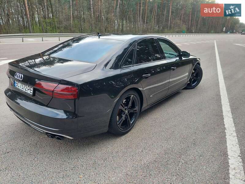 Седан Audi A8 2015 в Буске