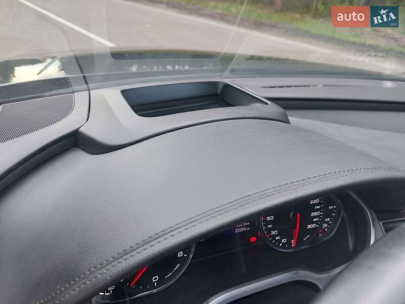 Седан Audi A8 2015 в Буске