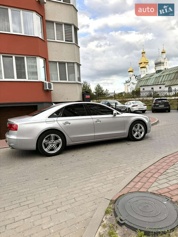 Седан Audi A8 2012 в Вараше