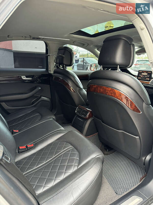 Седан Audi A8 2012 в Вараше