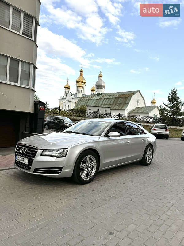 Седан Audi A8 2012 в Вараше