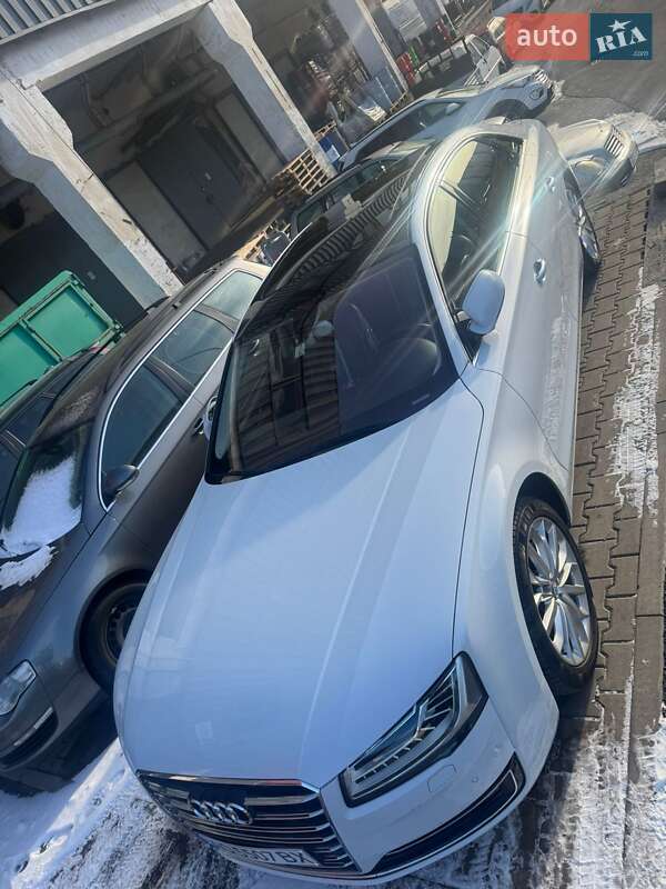 Седан Audi A8 2014 в Ужгороде