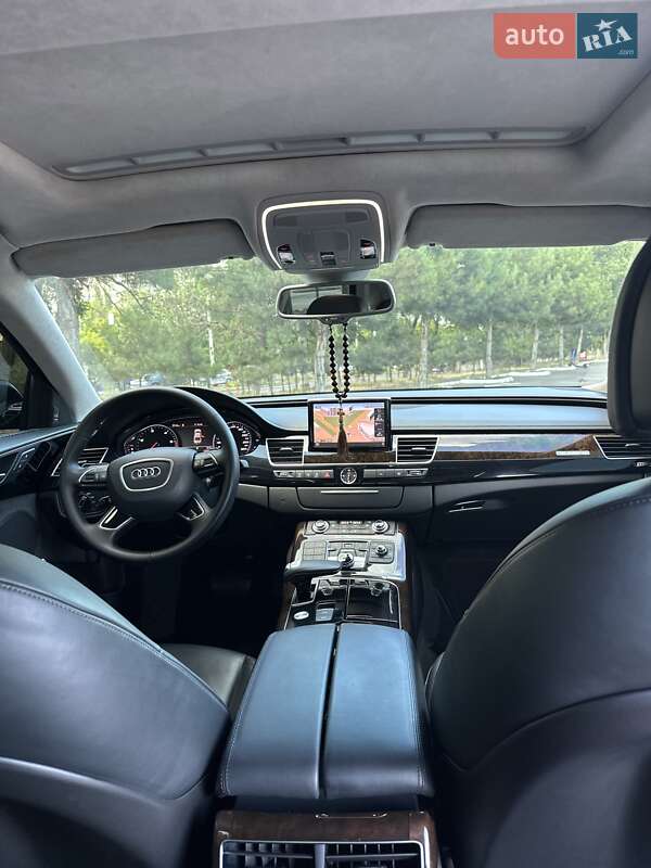 Седан Audi A8 2017 в Одесі