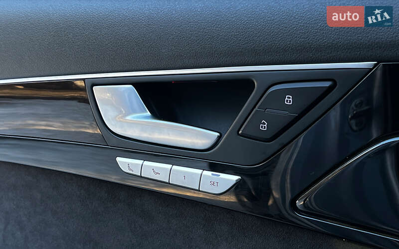 Седан Audi A8 2017 в Львове