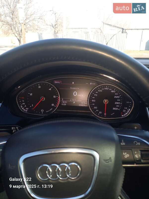 Седан Audi A8 2012 в Павлограді