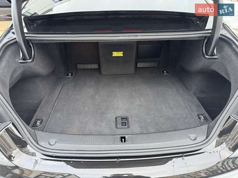 Седан Audi A8 2013 в Луцке