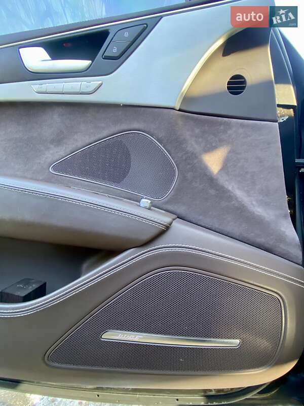 Седан Audi A8 2013 в Дніпрі
