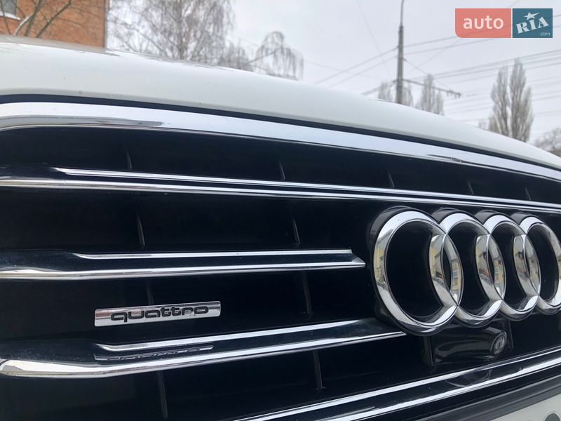 Седан Audi A8 2012 в Києві