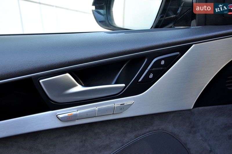 Седан Audi A8 2013 в Львові