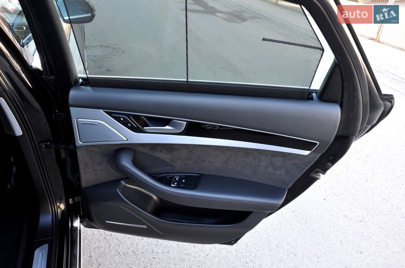 Седан Audi A8 2013 в Львові