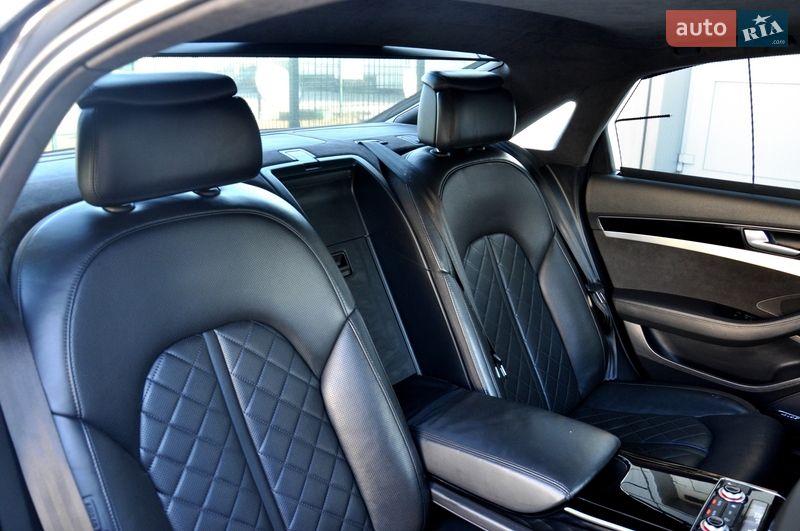Седан Audi A8 2013 в Львові
