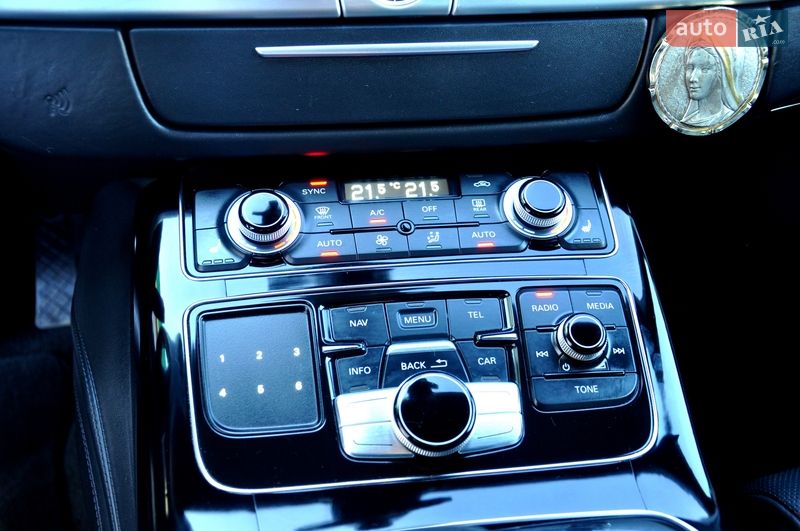 Седан Audi A8 2013 в Львові