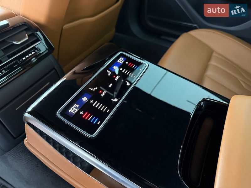 Седан Audi A8 2022 в Киеве